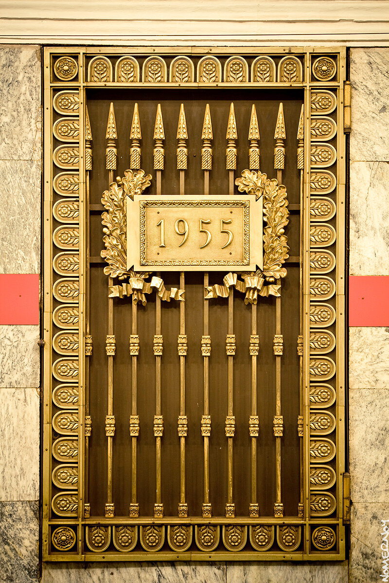 Дверь на путевой стене станции "Кировский завод" в Санкт-Петербурге. 1955 - год открытия и станции и вообще метрополитена в городе Ленинграде. 2014 г. Снимок автора