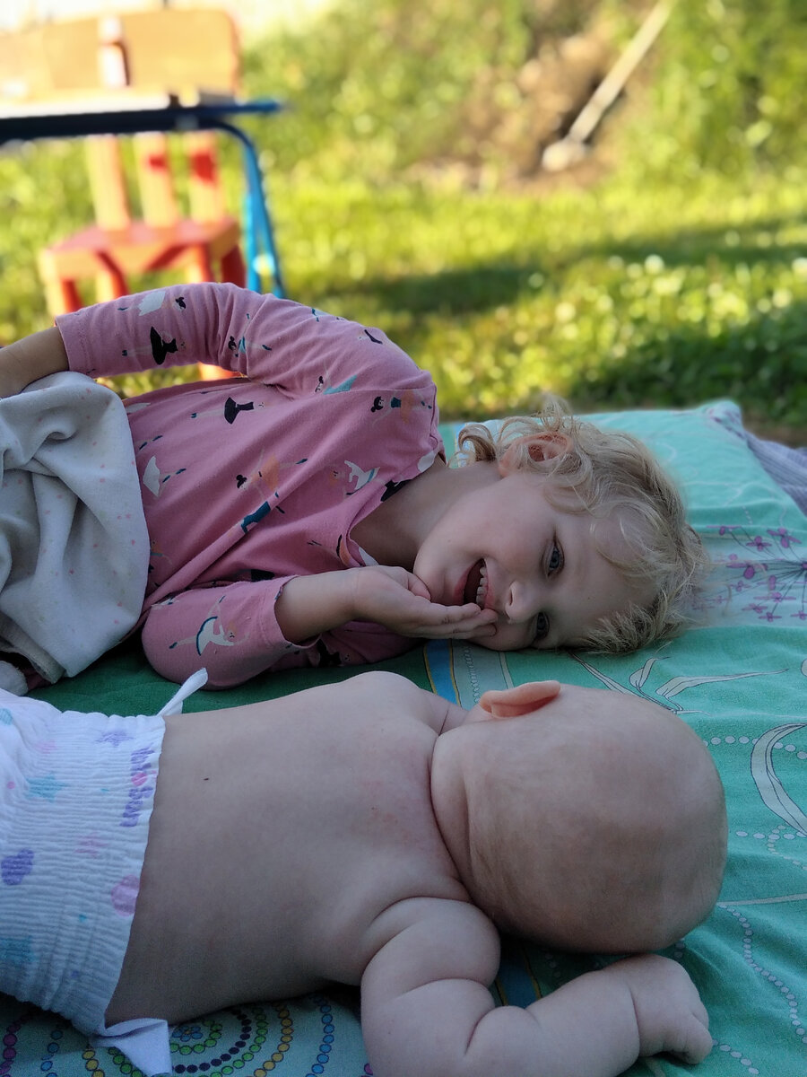 Аря с младшим братиком