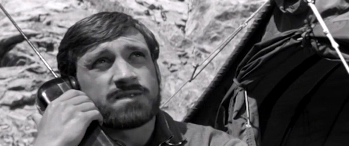 Кадр из кинофильма "Вертикаль", 1966 г., режиссеры Борис Дуров, Станислав Говорухин, сценаристы Сергей Тарасов, Николай Рашеев, композиторы Софья Губайдулина, Владимир Высоцкий (скриншот)