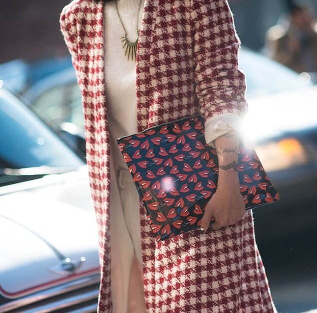 Фотография с сайта https://mariokomi.ru/trendy/kletka-poloska.html. Два разных принта и однотонная вещь. 