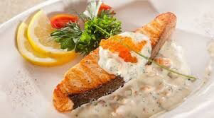 Отварить макароны.
Семгу отделить от кожи при помощи острого ножа и освободить от костей. Нарезать не мелкими кубиками. Посолить, поперчить и полить лимонным соком. Оставить на 30 мин помариноваться.
Разогреть масло (подсолнечное, оливковое или сливочное по вкусу).
Обжаривать кусочки рыбы в течение 3-5 мин, помешивая.
Сливки слегка подогреть, влить в сковороду. Добавить соль, перец, карри, перемешать аккуратно. Довести до кипения на среднем огне (сильно кипятить не нужно). Огонь выключить. Добавить измельченный чеснок и зелень, еще раз перемешать.
Макароны можно перемешать с семгой и соусом, а можно сверху на них выложить рыбу и обильно полить соусом.