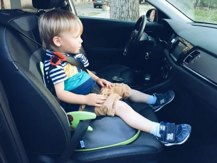 До скольки лет можно возить. Машина для детей. Бустер для детей. Ребенок на переднем сиденье автомобиля. Детское кресло на переднем сиденье.