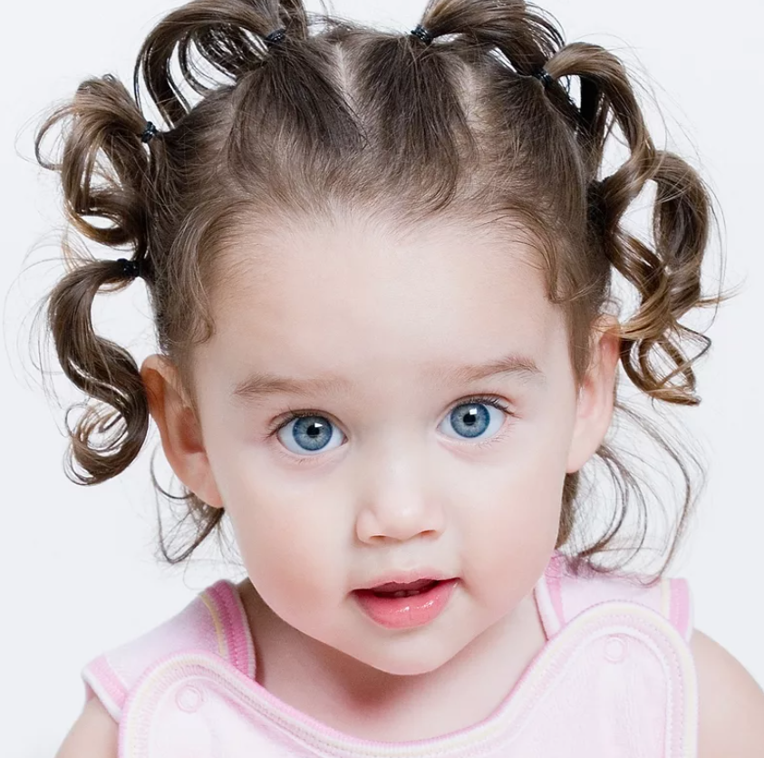 Хвостики для девочек в садик. Прически 3 годика. Прически 3 годика. Анна павага прическа. Прическа для девочки 3 года.