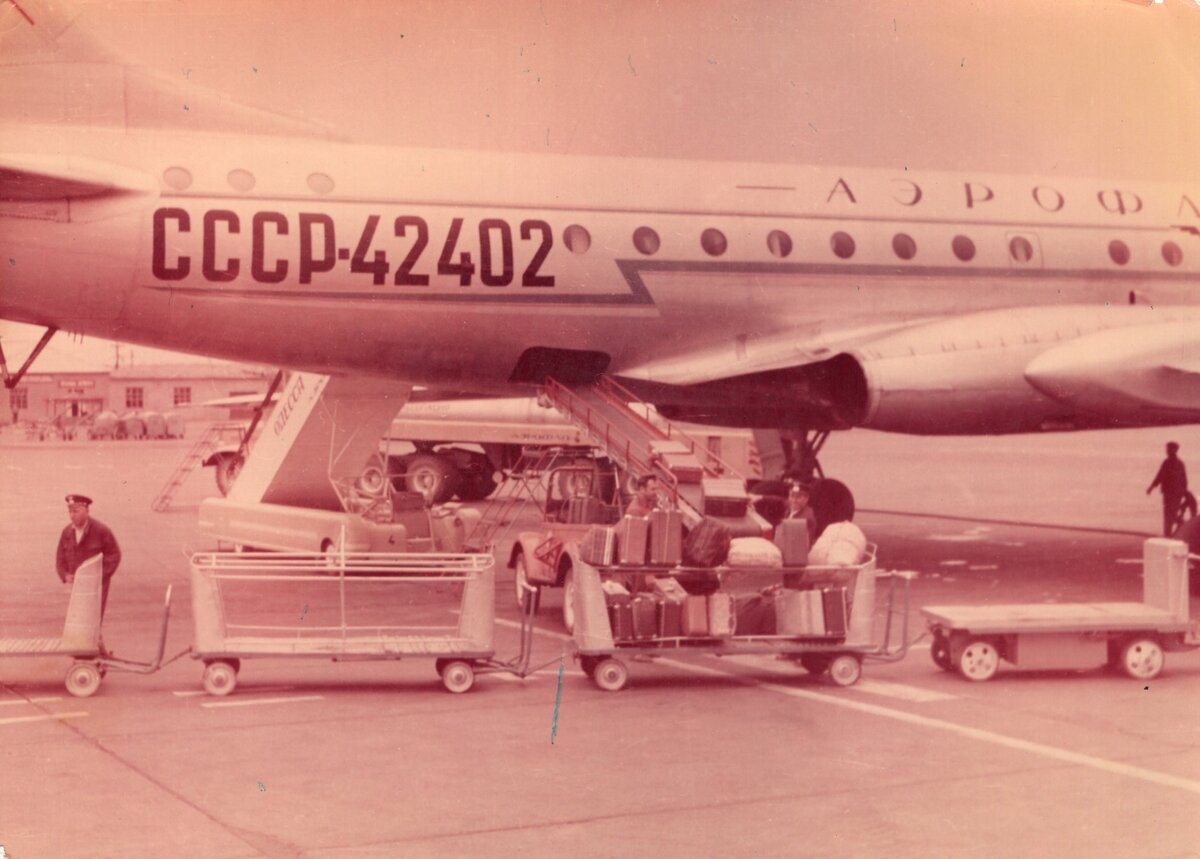 Ту-104Б СССР-42402 204-го АОРС ЗСУ ГА, проще говоря, толмачевский, собирается выполнить самый длинный в Советском Союзе рейс на Ту-104 номер 1912 Одесса-Киев-Челябинск-Новосибирск-Чита-Хабаровск-Владивосток. 1968 или 1969 гг.