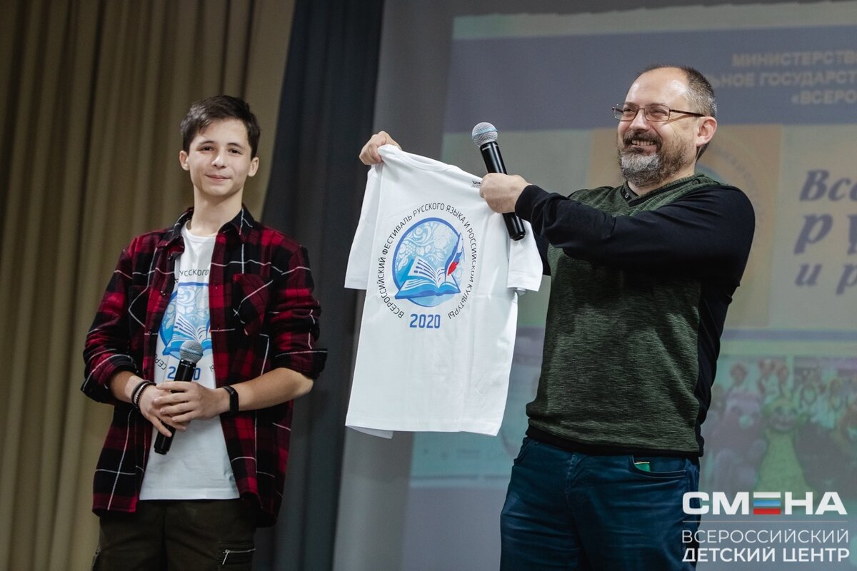 "Сменовцы" подарили мне майку с эмблемой фестиваля