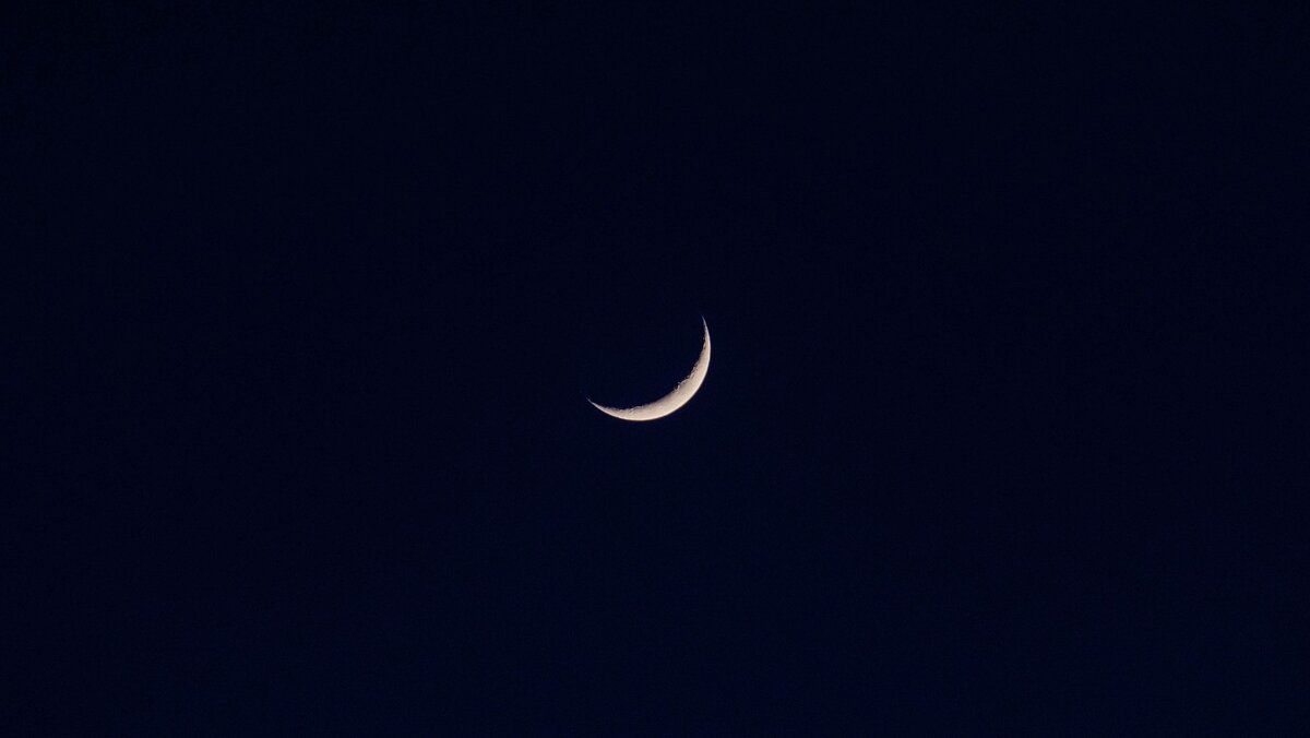 Маленькая Луна в небе. Месяц Луны Минимализм. Ночь, природа. Тьма, Темнота, обои 1440:2550. Новолуние 4