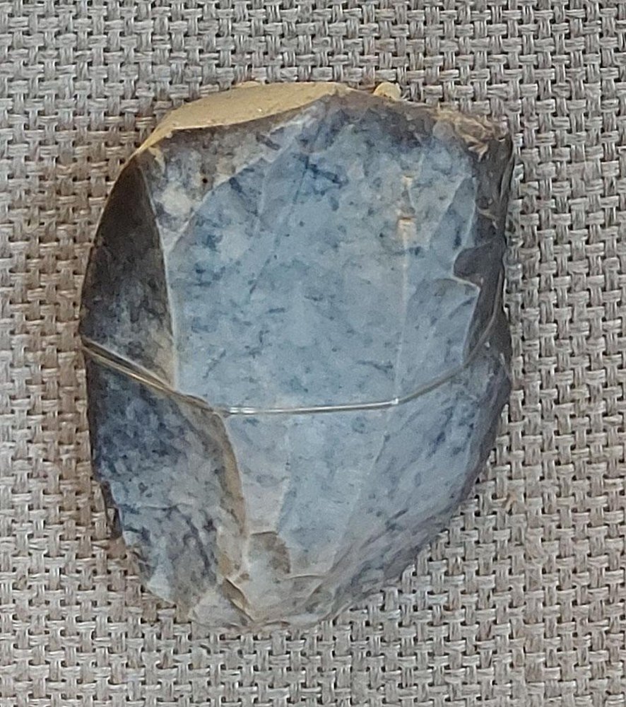 Скребок из кремня, палеолитическая стоянка Брянская область, г. Брянск, правый берег р. Десны, с. Тимоновка