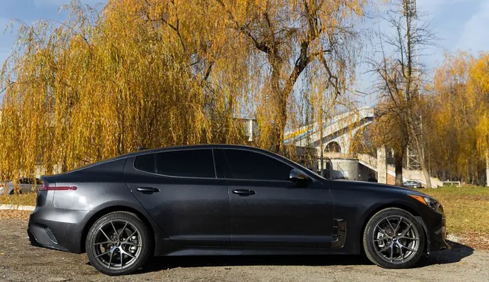 В профиль авто сильно напоминает Порше Панамеру.