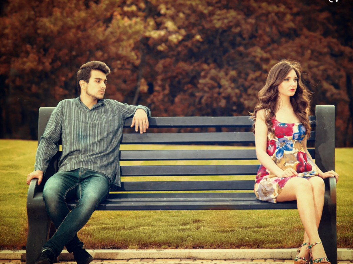 Мужчина смотрит на девушку и думает как познакомиться. Источник: https://clck.ru/ZE2oT