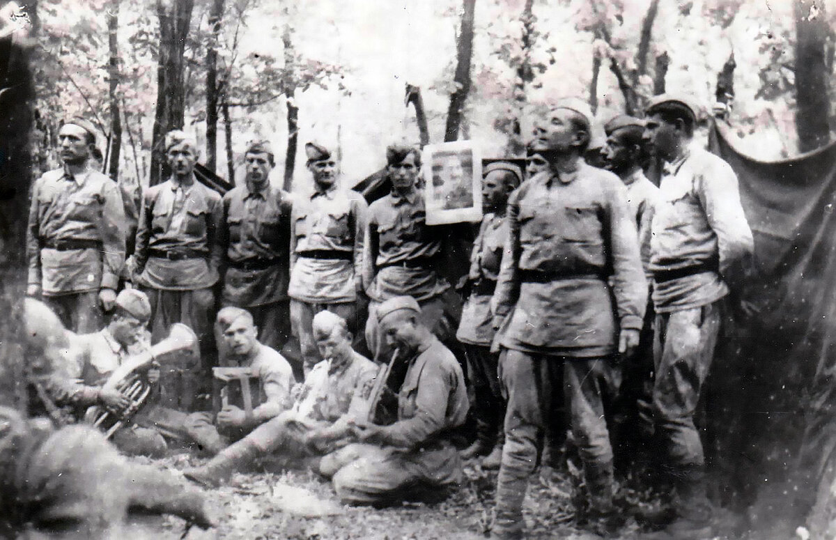Выступление художественной самодеятельности в РККА, 1940-е. Н.Сысоев (второй справа).