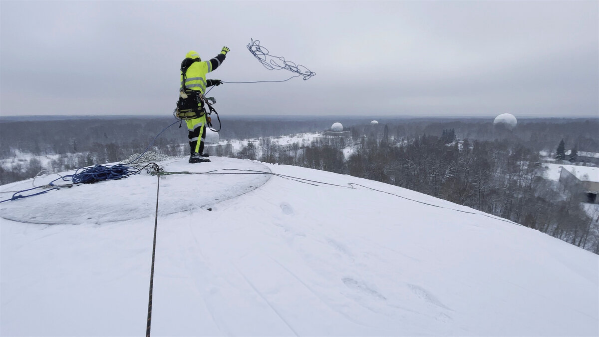 Имея в наличии хорошее и качественное  снаряжение, организацию прыжков можно устроить практически в любом месте,  где есть крутой обрыв и приличная высота. 