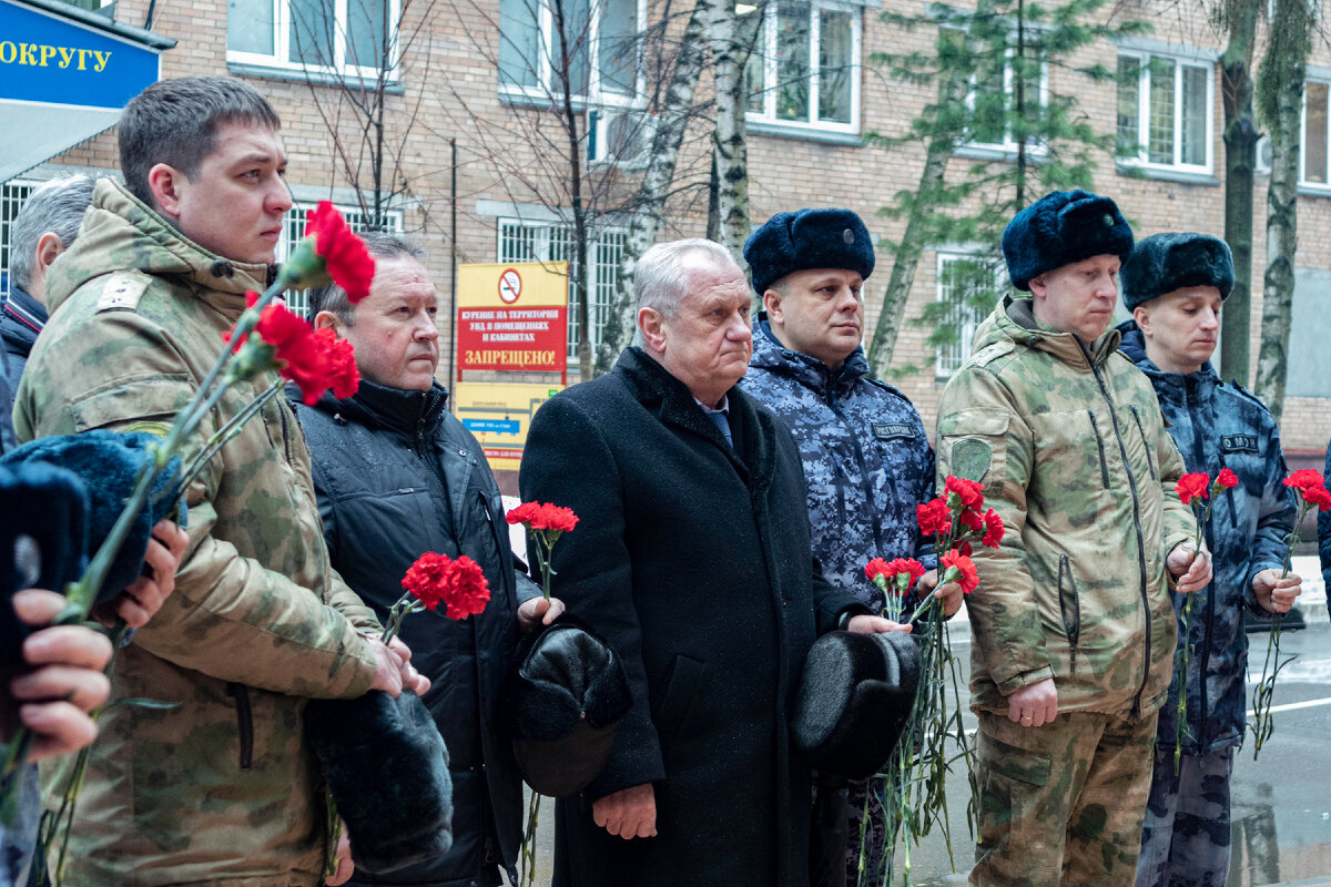 В преддверии праздника Дня Защитника Отечества военнослужащие, сотрудники и ветераны Главного управления Росгвардии по г. Москве почтили память сослуживцев, погибших при исполнении служебного долга.