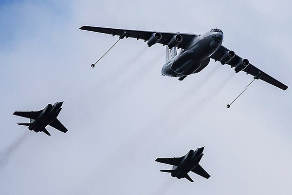 Самолёт-заправщик и СУ - 24 в момент сближения.