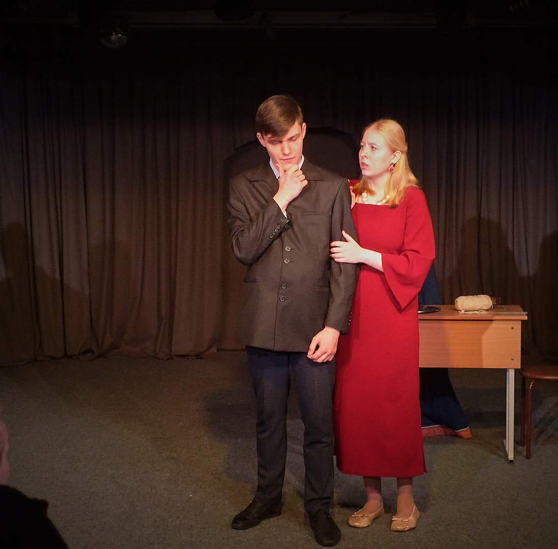 Римский Олег и Немкова Лиза. Как шутят ребята из студии: " У нас два явления неизменны - это Олег и Лиза", намекая на то, что эти ребята "старички" студии. Здесь ребята играют супругов. И,правда, прекрасная пара получилась)