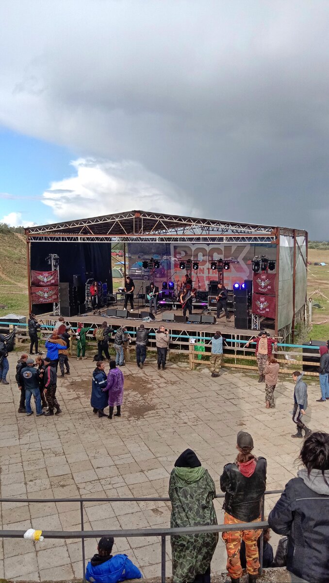 Сцена в амфитеатре.