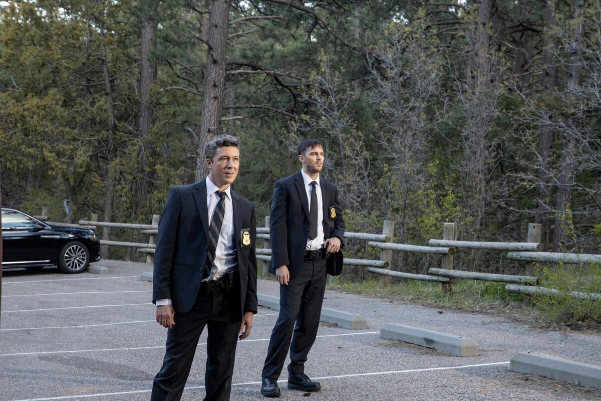 Эйдан Гиллен и Николас Холт в фильме «Те, кто желает мне смерти» - Кинопоиск.ру