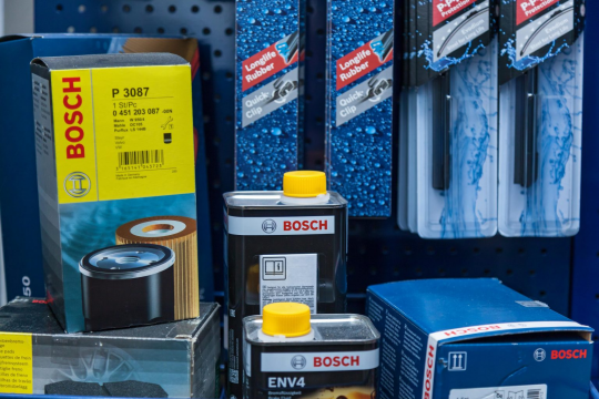 Компания Bosch выпускает качественные аналоги: фильтры, технические жидкости, щётки стеклоочистителя, свечи и другие детали. Источник: Shutterstock/Fotodom
