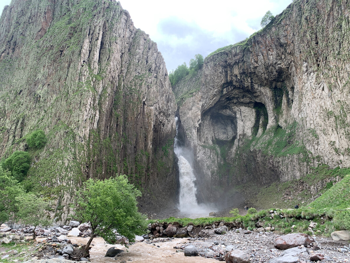 Каракая су водопад где находится. Водопад Каракая Су Джилы Су. Водопады Приэльбрусья. Координаты водопад Каракая Су. Водопад Каракая-Су фото.