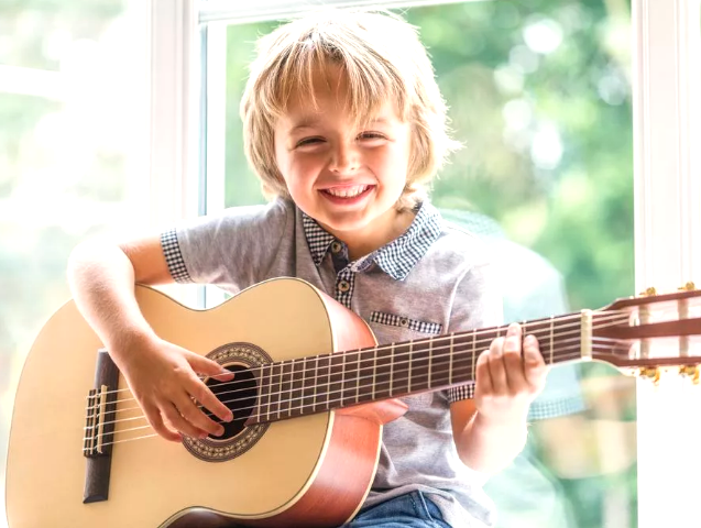 Счастливый ребёнок. Фото из открытых источников.