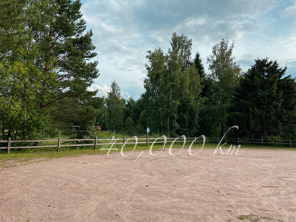 На стоянке яблоку негде упасть (сарказм, если что)