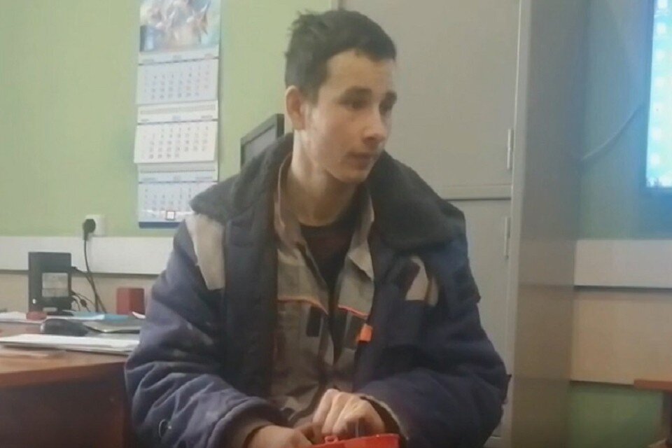     19-летний мигрант украл из аэропорта Толмачево электрический кабель на 40 тысяч рублей. Фото: стоп-кадр.