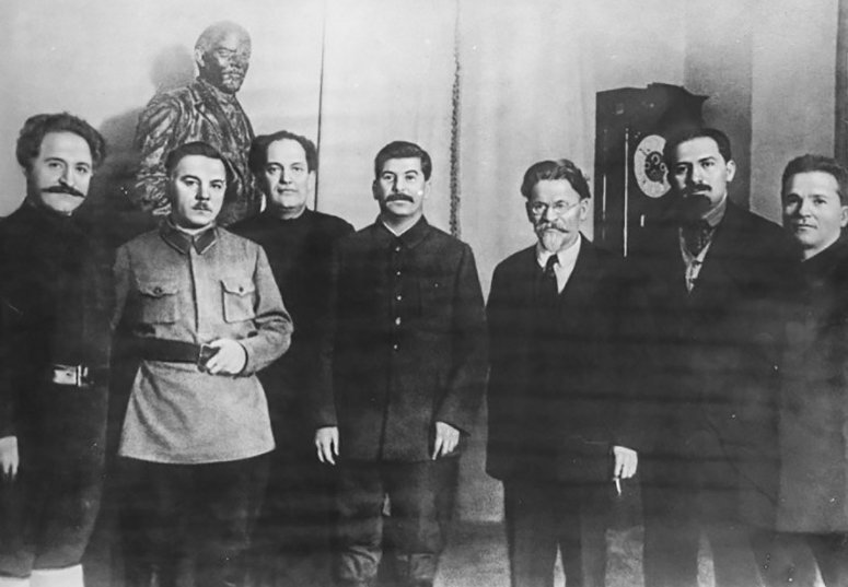 Слева направо: Серго Орджоникидзе, Климент Ворошилов, Валериан Куйбышев, Иосиф Сталин, Михаил Калинин, Лазарь Каганович, Сергей Киров. Дата съемки: 18 декабря 1929/ © Public domain