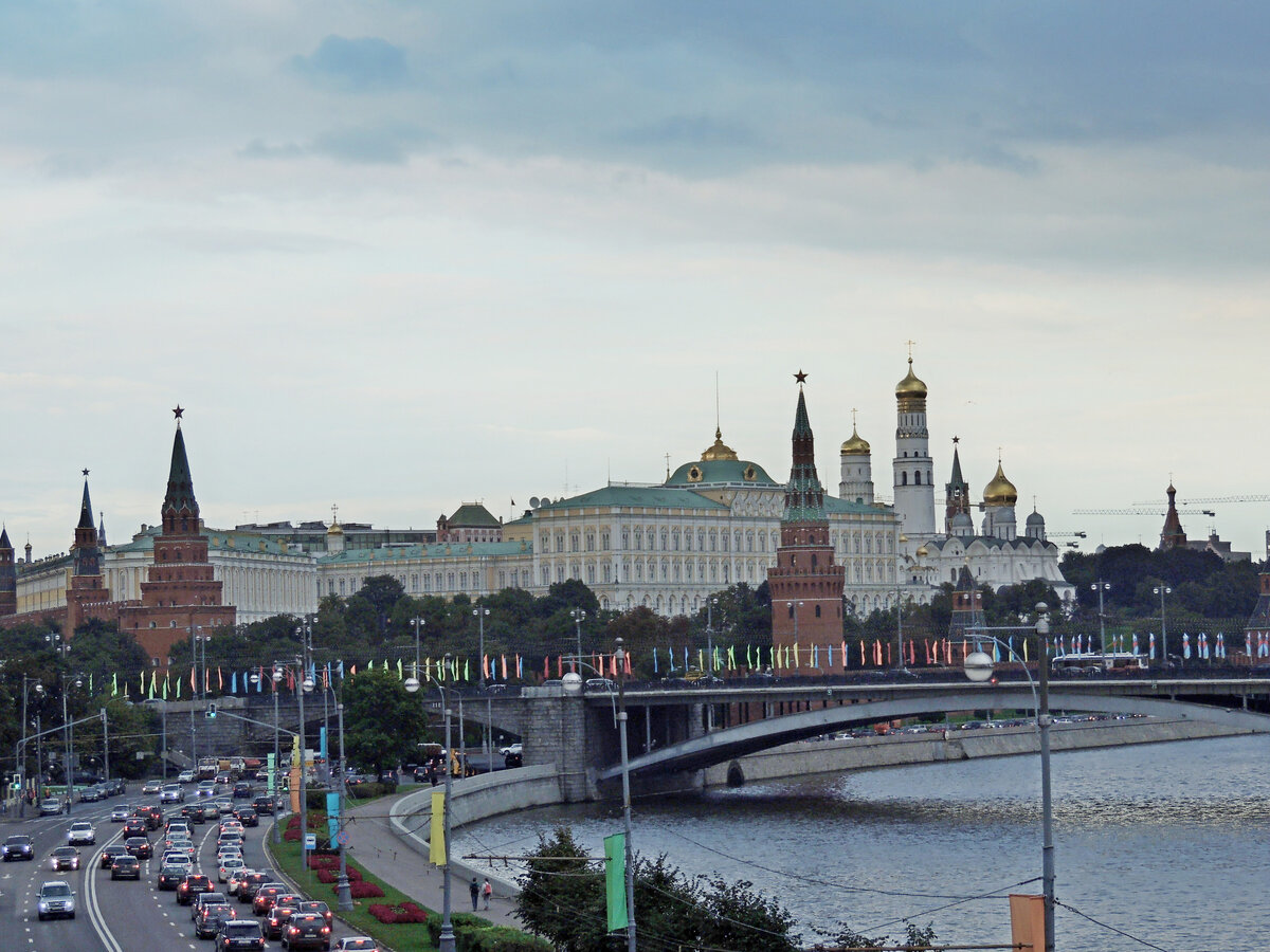 Строительство стен из красного камня вокруг московского кремля