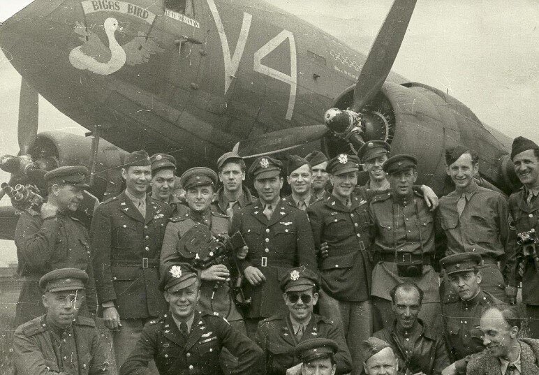 Советские журналисты с союзниками. Фотограф Илья Аронс занимает четвертое место слева вверху. Аэропорт Темпельхоф, Берлин, май-июнь 1945 года. 
