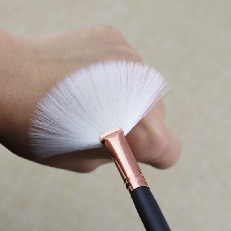 1. Кисть для стряхивания излишек / нанесения хайлайтера. Фото: Яндекс