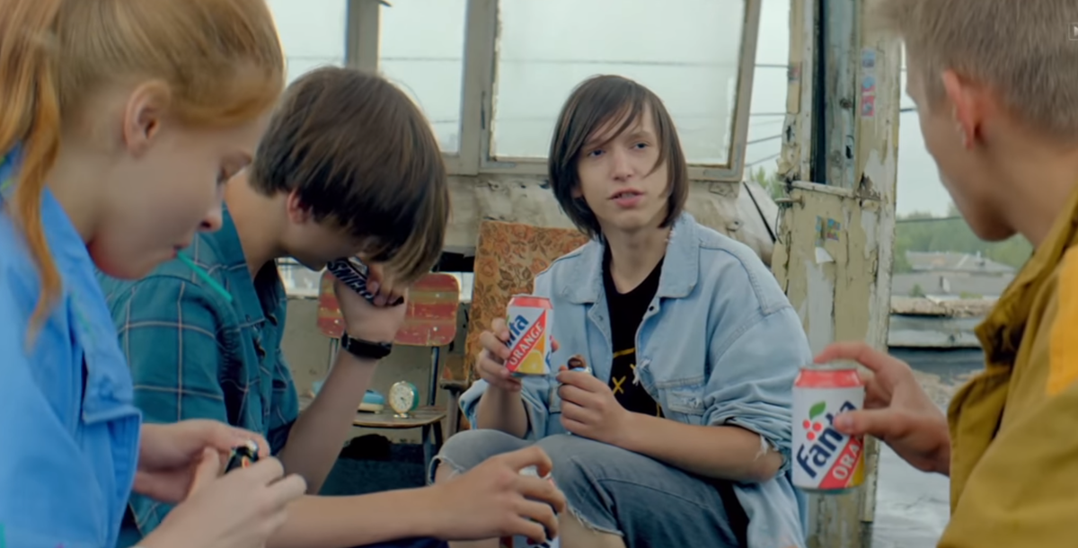 Ребята на все деньги купили сладостей и празднуют