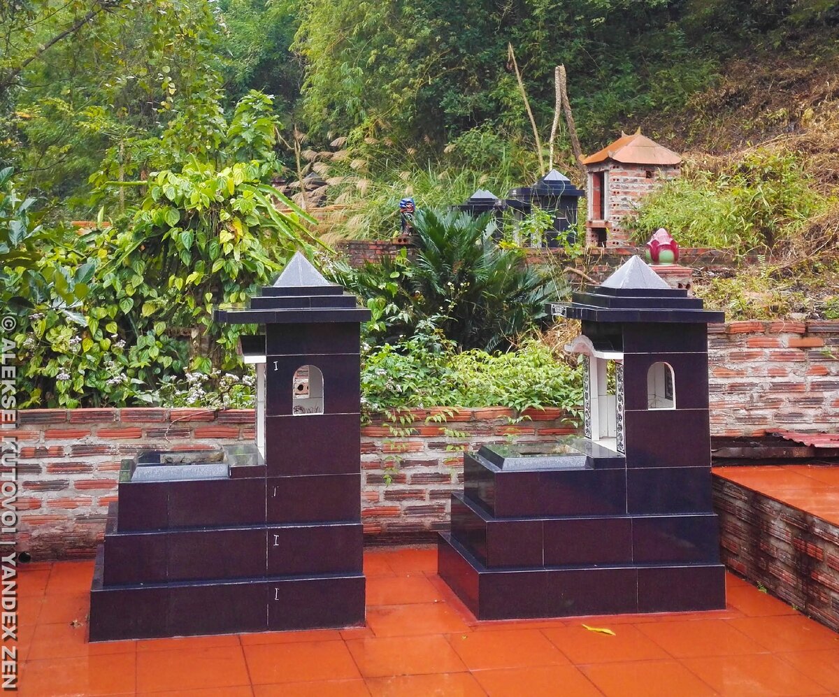 Такие могилы стоят прямо посреди рисовых полей