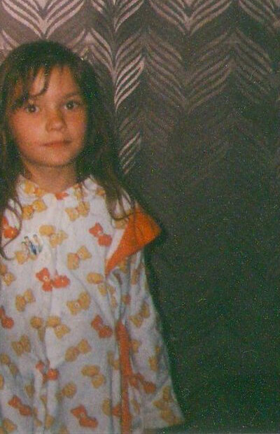 В 1 классе, дома перед сном)