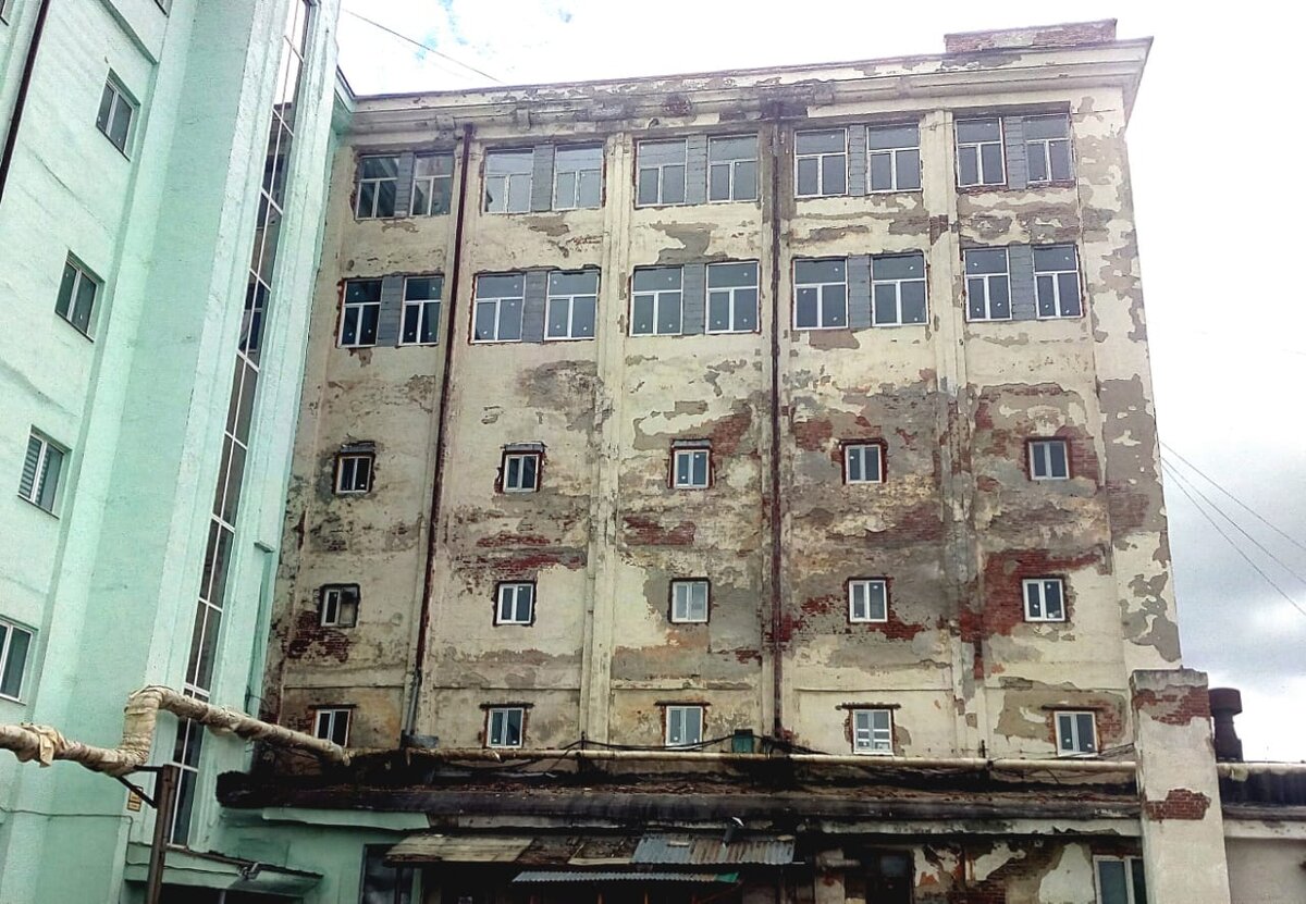 Действующий офисно-производственный корпус. Екатеринбург. Южная часть города. Фото автора.