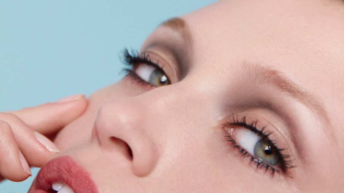 Макияж с акцентом на глаза становится сегодня особенно популярным. В конце статьи делимся ссылкой на видео-мастер-класс от Ольги Комраковой