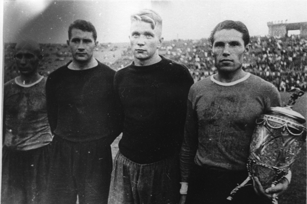  Футболисты ленинградского «Зенита» Иван Куренков (с кубком), вратари Леонид Иванов и Борис Грищенко после финала Кубка СССР против ЦДКА (2:1). Именно на «Динамо» «Зенит» выиграл первый трофей. Фото: пресс-служба «Зенита».  
