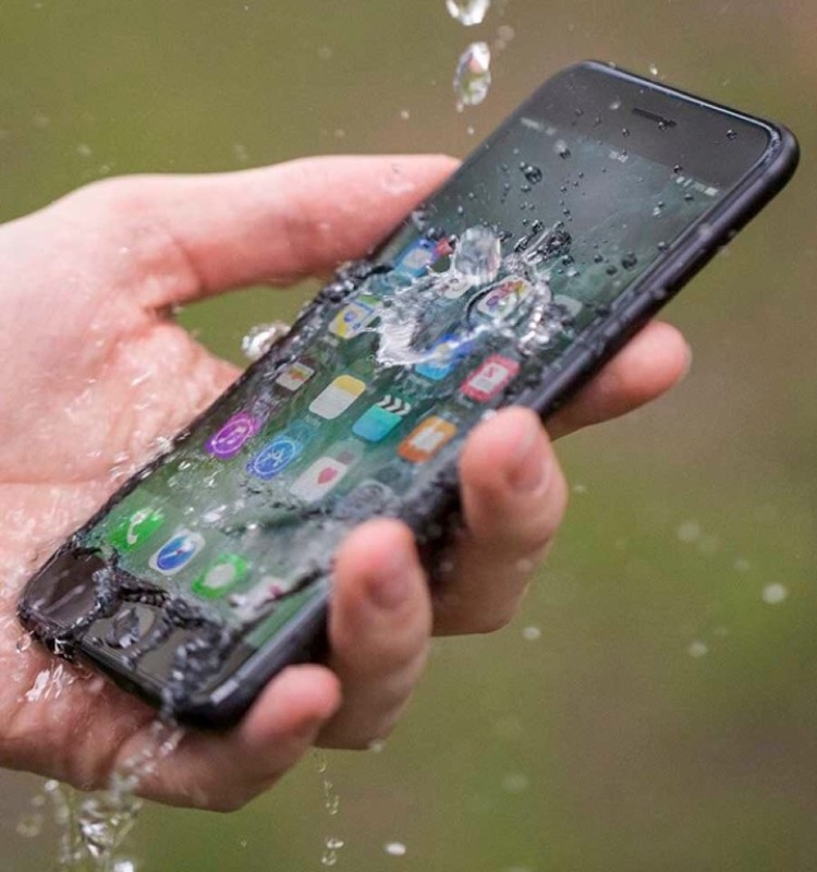 15 про водонепроницаемый или нет. Смартфон в воде. Восстановление телефона после воды. Айфон утопленник. Мокрый смартфон.