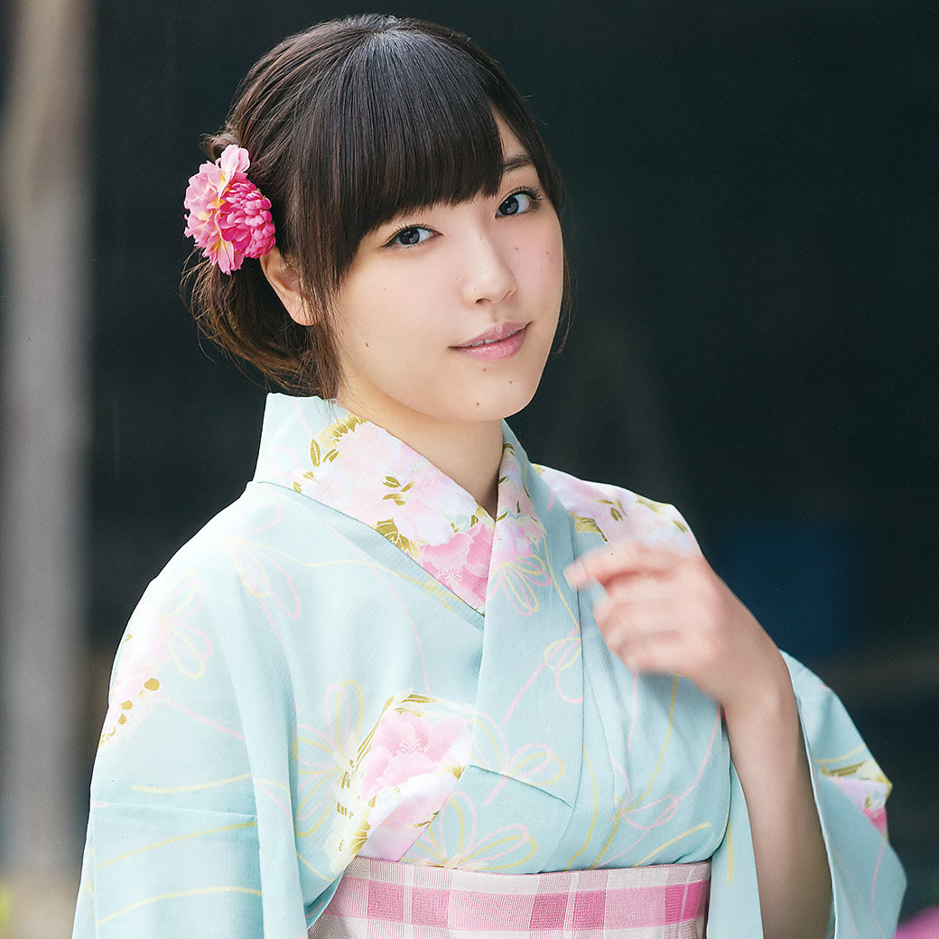 Фукумура Мидзуки. Родилась 30 октября 1996 года. Рост: 162 см. Является как лидером группы, так и всего Hello! Project. Эта роль перешла к ней благодаря стажу работы. До того как попасть в группу в 2011 году, девушка была стажером в том же агентстве и одной из любимиц продюсера.