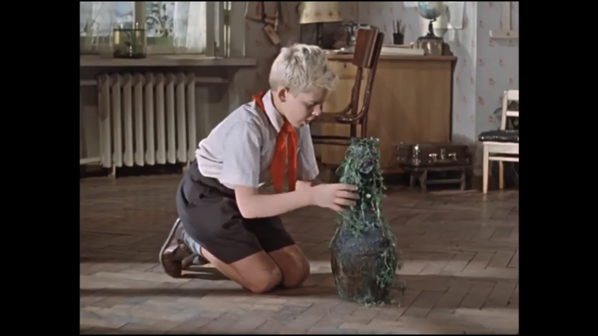 Кадр из фильма. Волька разбирается с лампой. 