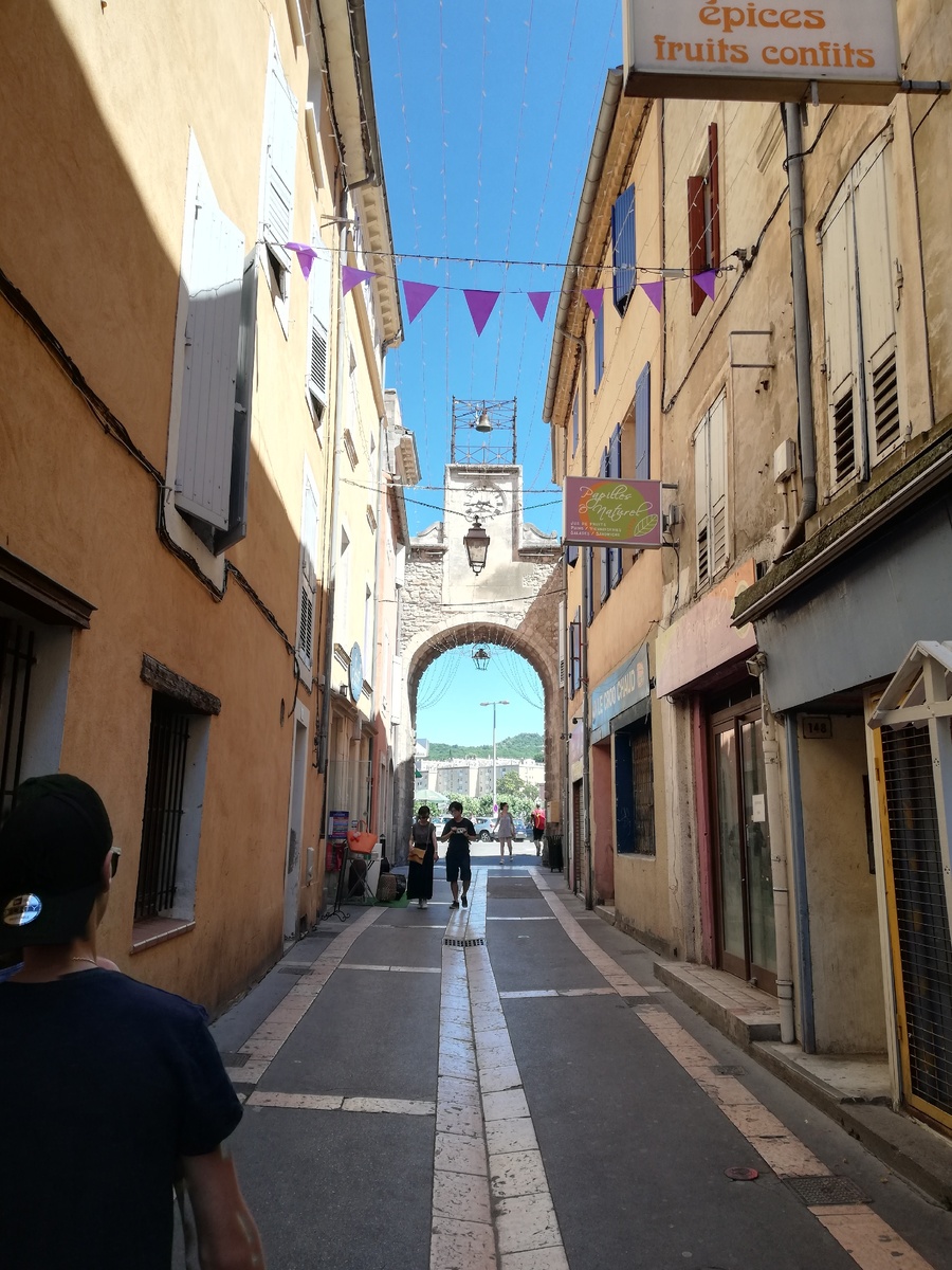 Апт, вход в старый город.