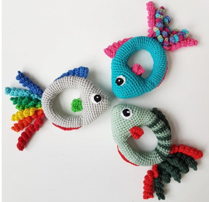 игрушки амигуруми золотая рыбка. вязаные игрушки рыбки. рыбка амигуруми. золотая рыбка амигуруми крючком. игрушки амигуруми золотая рыбка.