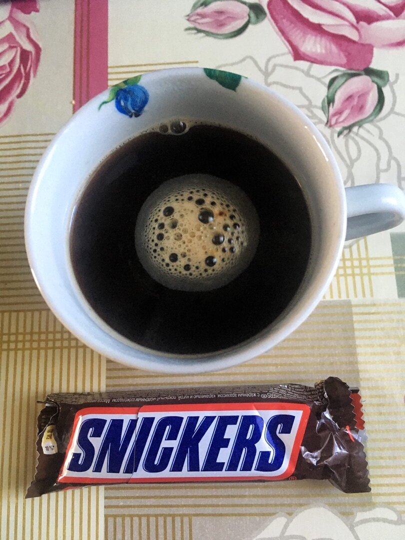 Кофе и сникерс на перекус.