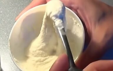 Готовность болтушки определяется просто, она должна быть вязкой и тянуться