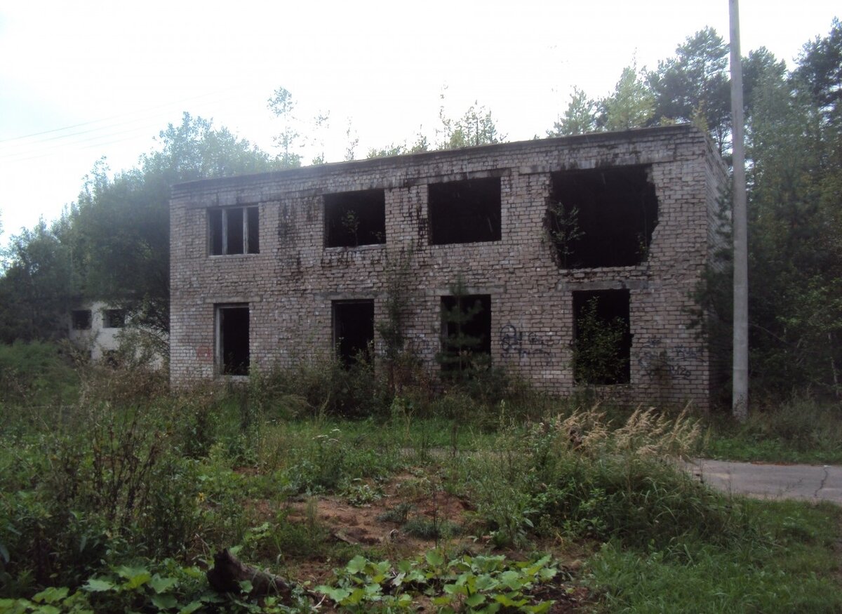 Сооружение бывшей воинской части.