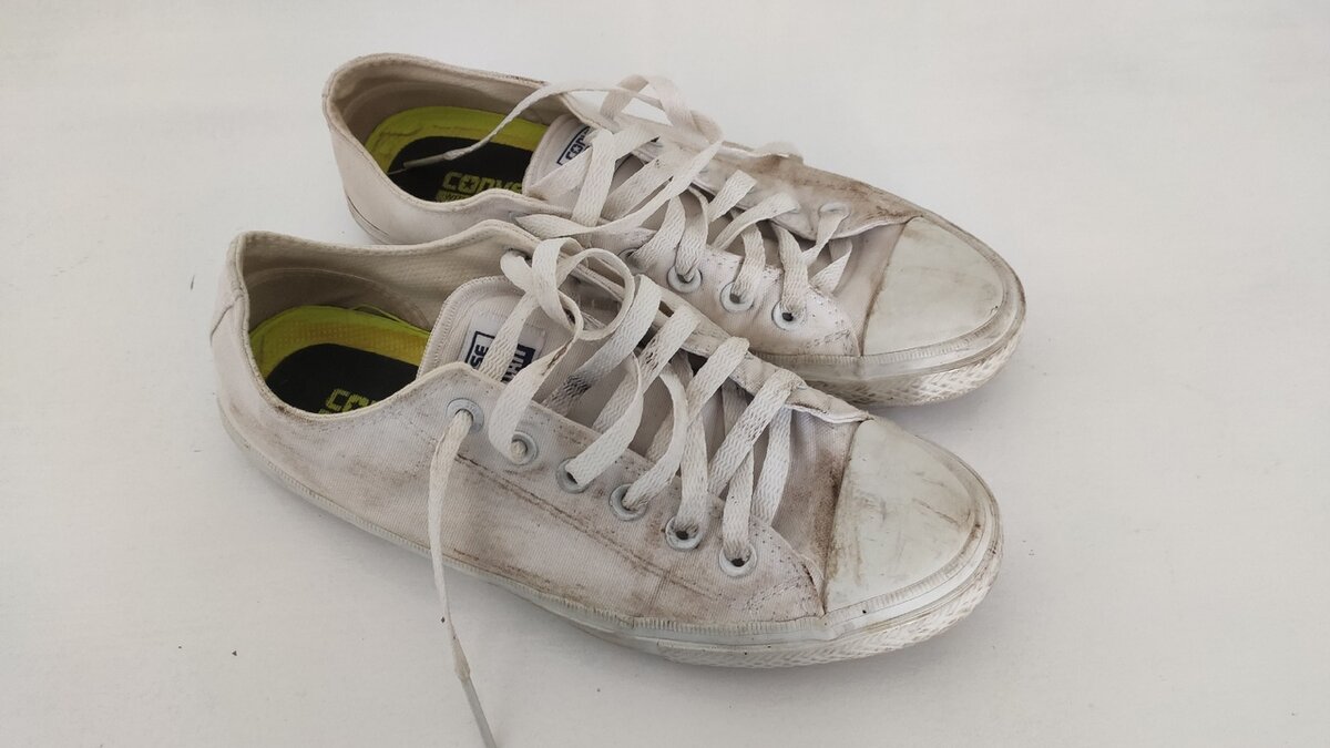 Кеды, пожалуй, единственный вид обуви, фасон которых не меняется уже несколько десятилетий.
Их любят многие поколения за удобство и доступную цену.