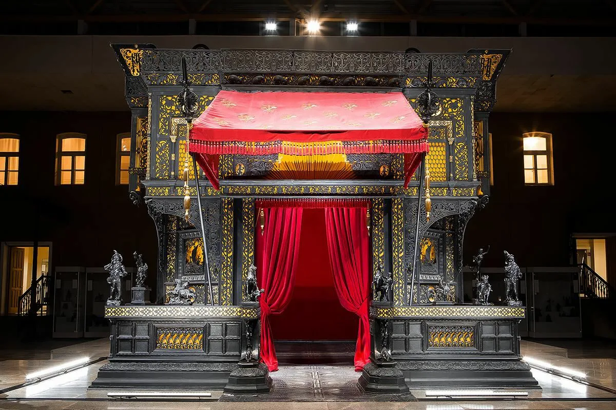 остановка стеклянная автобусная. выставочный стенд vichy 2022. выставка макс 2021. музей азлк на вднх. гос музей политической истории россии спб.