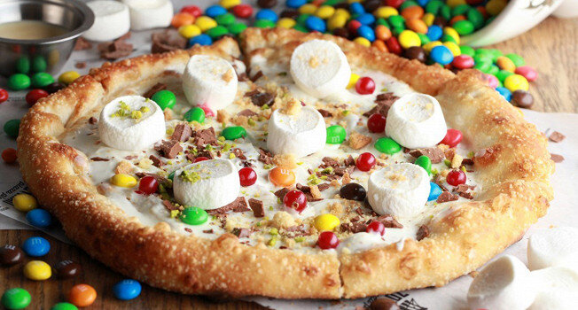 Сладкая пицца в ресторане Zotman