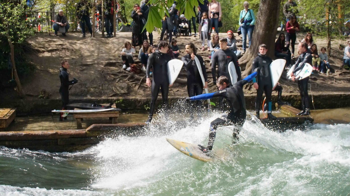 Surfway moscow. Река Айсбах Мюнхен серфинг. Речной сёрфинг. Серфинг в центре Мюнхена.