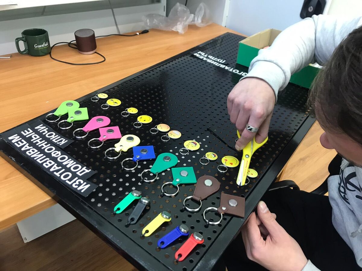 Подготовка стенда домофонных ключей