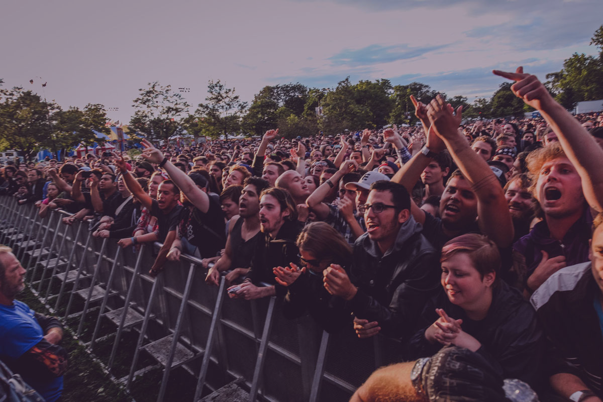 Вероятность рок фестиваль. Riot Fest. Рок фестиваль толпа. Фанаты на метал фестивале. Панк рок фестиваль толпа.