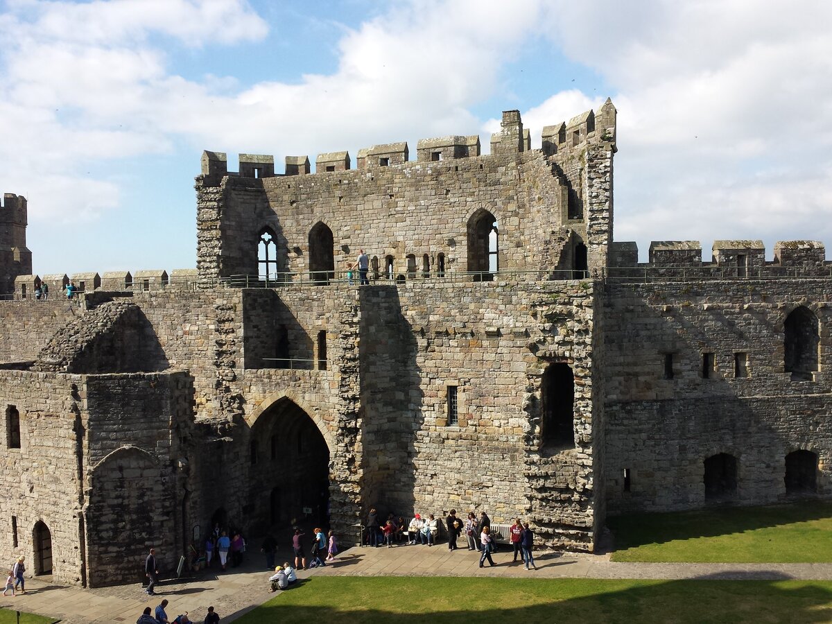 Caernarfon castle. Замок Карнарвон. Замок Карнарвон архитектура. Caernarfon Castle Король Артур. Замок короля 12 век Англия.